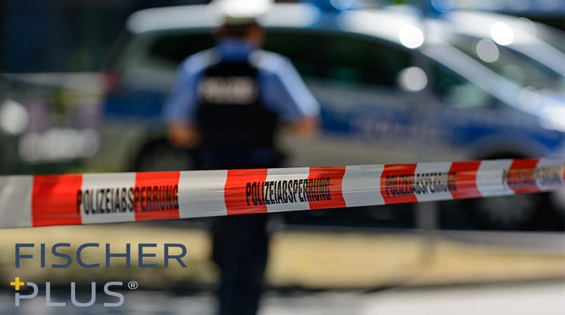 Polizist hinter eine Absperrung in Bonn
